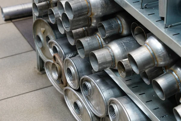 yedek parça deposunda egzoz boruları tamir parçaları