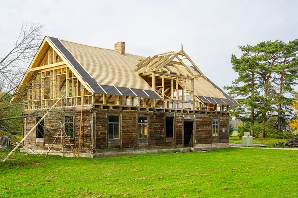 Kırsal bir alanda eski bir ahşap evin yeniden inşası — Stok fotoğraf
