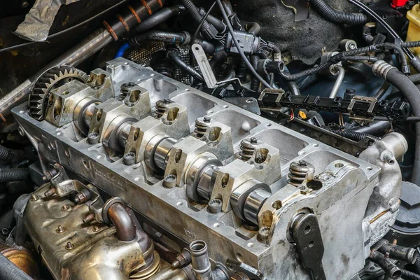 silindir kapağı kaldırılmış silindir bloğunun başı