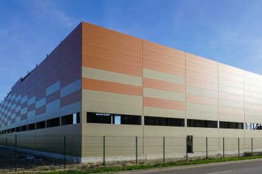 Termo yalıtımlı alüminyum panellerden yapılmış yeni fabrika binası cephesi