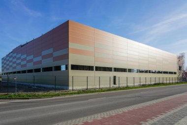 Termo yalıtımlı alüminyum panellerden yapılmış yeni fabrika binası cephesi
