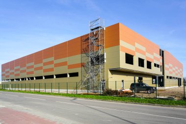 Termo yalıtımlı alüminyum panellerden yapılmış yeni fabrika binası cephesi
