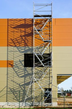 Termo yalıtımlı alüminyum panellerden yapılmış yeni fabrika binası cephesi