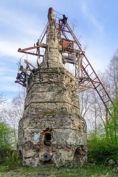 Historyczny Opuszczony Piec Wapienny Jako Dziedzictwo Przemysłowe Ubiegłego Wieku Przeciwko — Zdjęcie stockowe