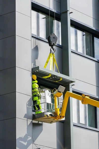 Attaching Finishing Element House Facade Using Scissor Lift Crane — Stock Photo, Image