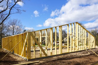 Yeni ahşap ahır manzarası, direkler ve kirişler.