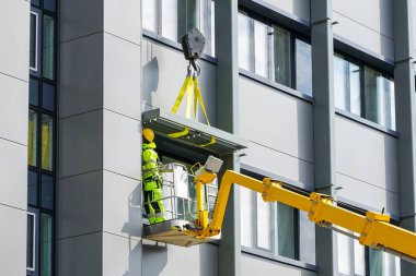 Bir makas kaldırma ve vinç kullanarak evin ön cephesinin bitiş ögesini ekliyorum