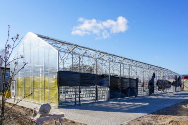 Kırsal alanda metal çerçeveli yeni bir modern sera inşaatı