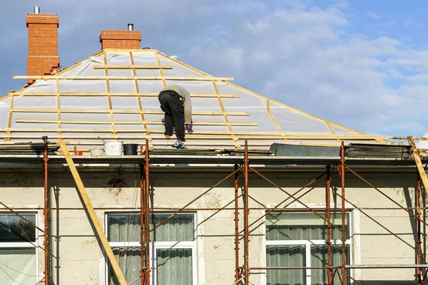 Dangerously Performed Home Roof Repairs Work Safety Equipment — Stock Photo, Image