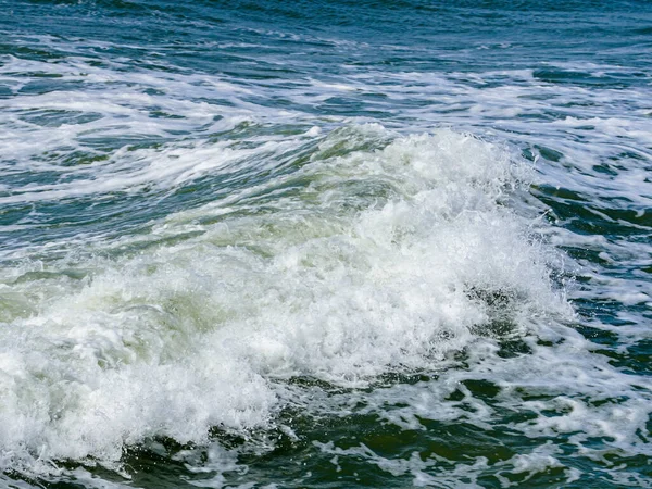 嵐の中バルト海沿岸の大きな美しい波が — ストック写真