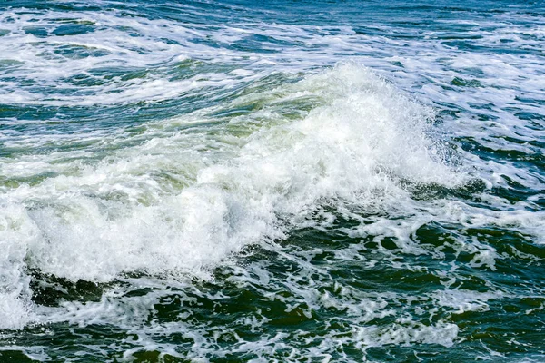 嵐の中バルト海沿岸の大きな波が — ストック写真