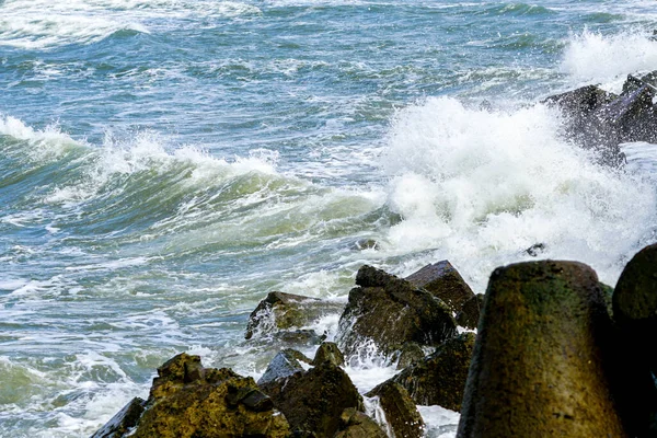 嵐の海の眺めコンクリートの桟橋に打ち寄せる波 — ストック写真