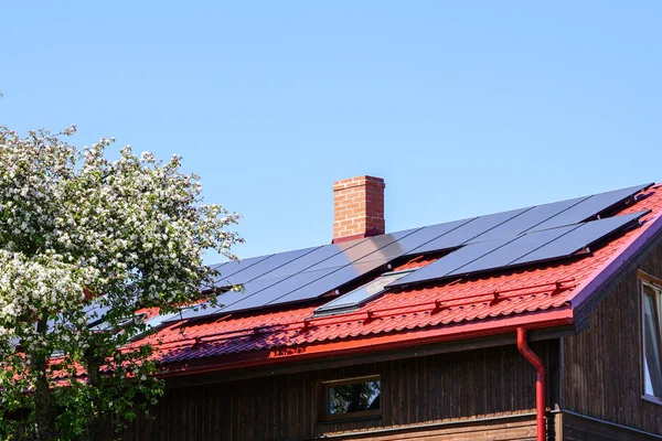 Los paneles solares sobre el techo rojo de la casa moderna — Foto de Stock