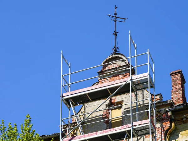 Eski bir tarihi evin restorasyon için hazırlanması — Stok fotoğraf