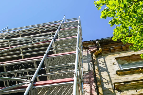 Scaffolding assembled at a historic house before facade repairs — Stock Photo, Image