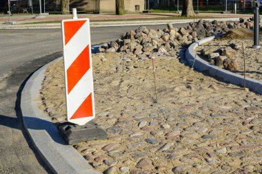 Yeni bir trafik organizasyonunun inşaatı - şehirde bir döner kavşak