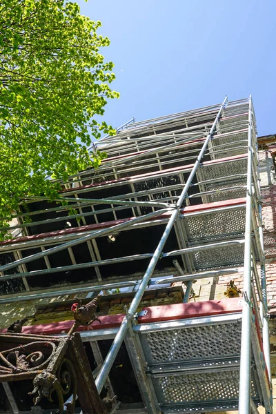 Steiger gemonteerd in een historisch huis voor gevelreparaties — Stockfoto