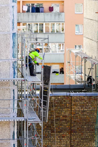 Anställd Säkerhetsutrustning Monterar Byggnadsställningar Fasaden Ett Flervåningshus Farlig Höjd — Stockfoto