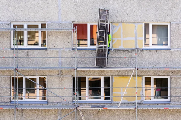 Empleado Equipo Seguridad Monta Andamios Fachada Una Casa Varios Pisos — Foto de Stock