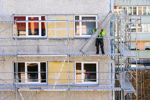Employee Safety Equipment Assembles Scaffolding Facade Multi Storey House Dangerous — Stock Photo, Image