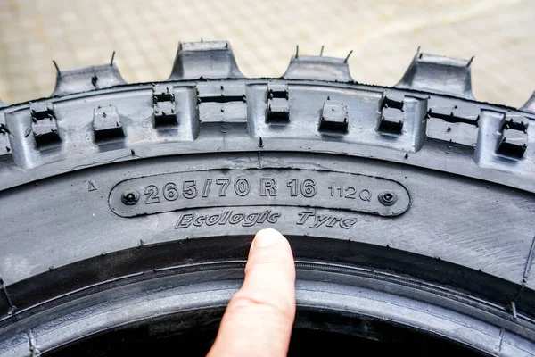 Vista lateral del neumático recauchutado con ancho de neumático, altura y designación del diámetro de la rueda —  Fotos de Stock