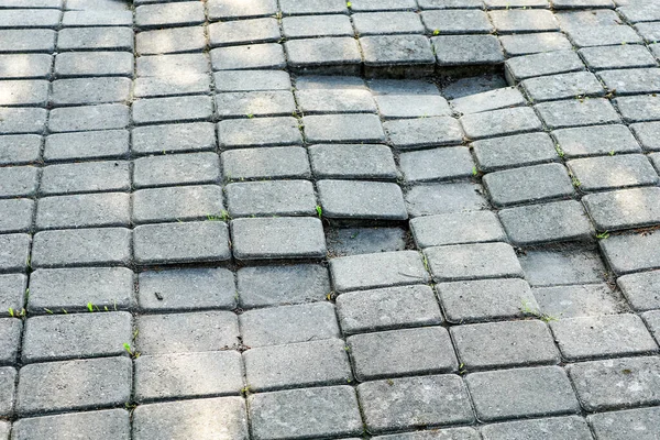 Hatalı hazırlanmış temel nedeniyle kusurlu kaldırım taşı