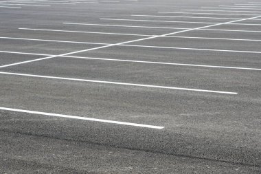 Araba park yeri için beyaz çizgili yeni asfalt alan
