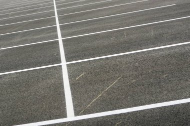 Araba park yeri için beyaz çizgili yeni asfalt alan