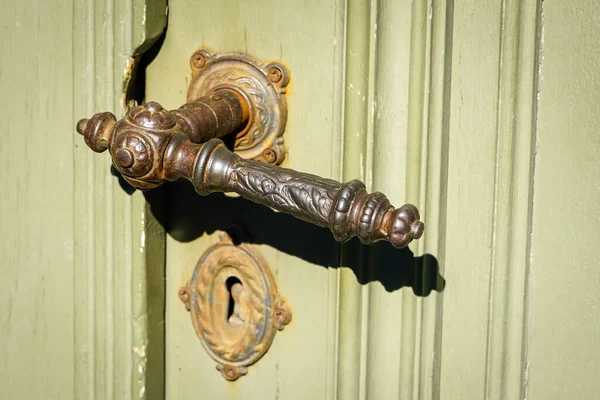 木门用有趣的形状古代金属门柄 — 图库照片
