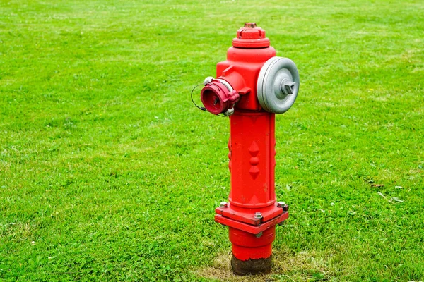 Φωτεινό Κόκκινο Απομονωμένο Πυροσβεστικό Κρουνό Κάθεται Ένα Φρεσκοκομμένο Γρασίδι Πεδίο — Φωτογραφία Αρχείου