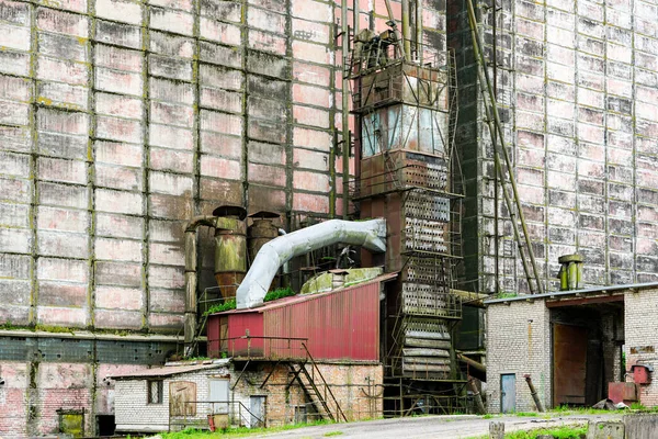 Große Alte Fabrikhallen Mauer Mit Nebengebäuden Und Verschiedenen Rohren — Stockfoto