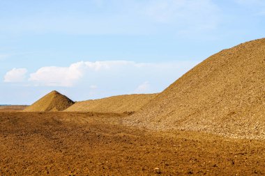 Mavi gökyüzü arka planına sahip bataklık manzarasında ticari turba çıkarma alanı