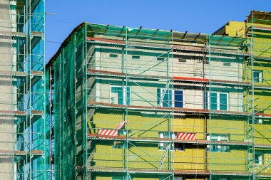 Apartman cephesinin termal yalıtımını yapmak için evin etrafına iskele döşeyeceğiz.