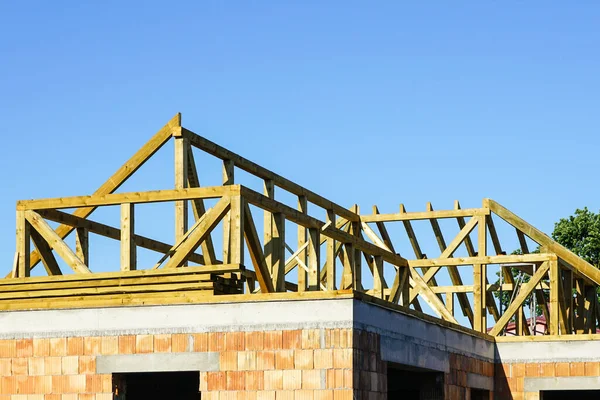 Construction Une Nouvelle Structure Toit Maison Résidentielle Sur Fond Ciel — Photo