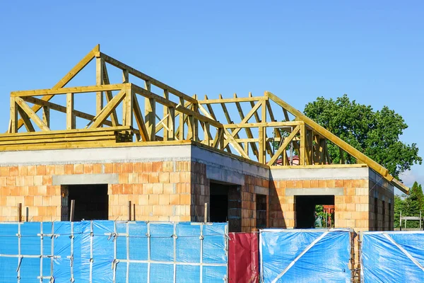 Construcción Una Nueva Estructura Techo Casa Residencial Sobre Fondo Cielo —  Fotos de Stock