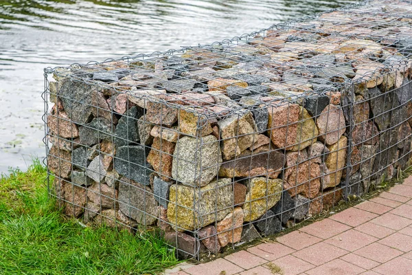 Objeto ambiental, pared de la cerca de gaviones de malla de acero con piedras —  Fotos de Stock