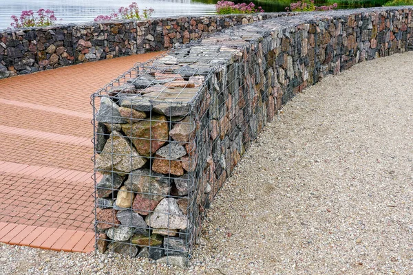 Objeto ambiental, pared de la cerca de gaviones de malla de acero con piedras —  Fotos de Stock