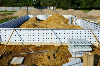 Yalıtımlı Beton Formu, toprak yığınları ve yerleşim alanındaki takviyeli ICF vakıf sistemi