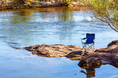 Mesa, Arizona Tuz Nehri'nin kıyısında oturup boş sandalye