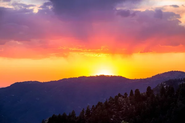 Pôr Sol Colorido Sobre Gama Montanhas Com Céu Roxo Amarelo — Fotografia de Stock