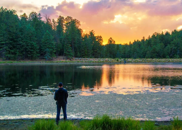 Omul Pescuind Malul Lacului Riggs Flat Muntele Graham Apusul Soarelui — Fotografie, imagine de stoc