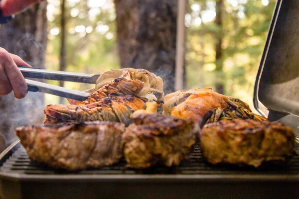 Hombre Cocina Comida Gourmet Filetes Colas Langosta Parrilla Aire Libre — Foto de Stock