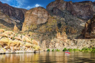 Canyon Lake Arizona uzun rock batıl dağlar Tonto Ulusal Ormanı uçurumdan çevrili sakin sularına bir kırmızı ve beyaz tekne