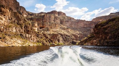 Teknenin su Kanyon Arizona, ABD kırmızı rock dağlarla çevrili gölün üzerinde uyan