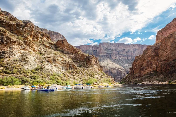 Fila Barcos Atracados Costa Lago Canyon Arizona Com Pessoas Não — Fotografia de Stock
