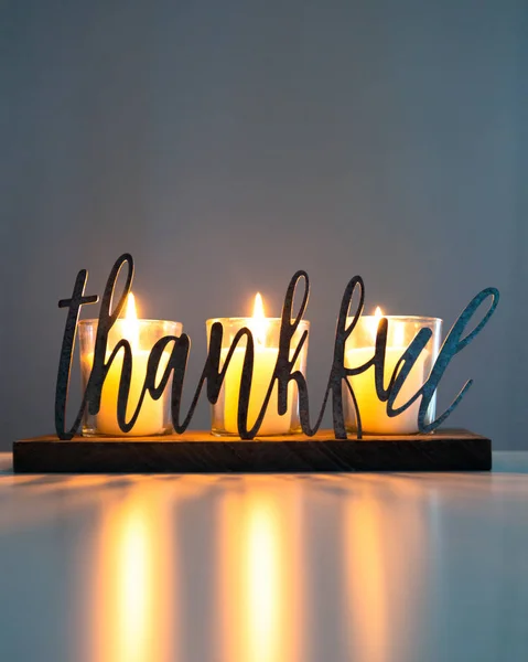 Dankbaar Woord Kaars Houder Met Verlichte Kaarsen Verhelderend Reflecteren Tafel — Stockfoto