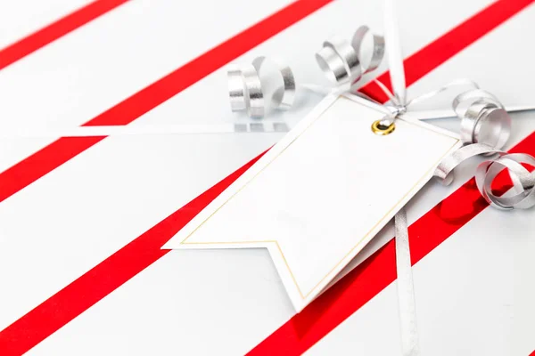 Closeup Wrapped Christmas Present Ribbon Blank Gift Tag — Stock Photo, Image