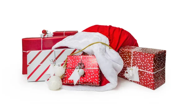 包まれたクリスマス プレゼントでいっぱい赤のサンタ袋 — ストック写真