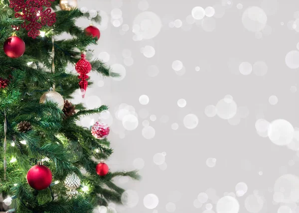 Noel ağacı düşen kar ve ışık bokeh arka plan dekore edilmiş