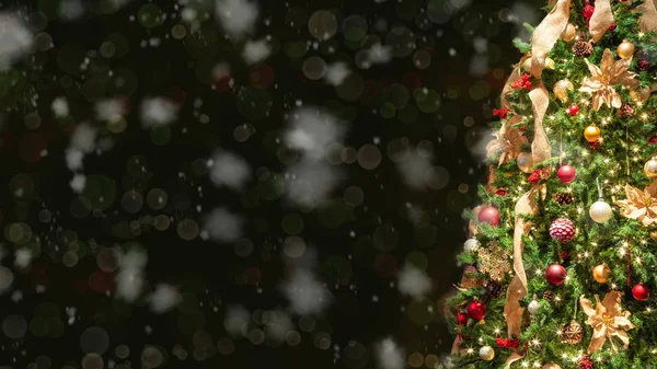 Närbild Hälften Julgran Dekorerad Med Rött Och Guld Grannlåt Fallande — Stockfoto